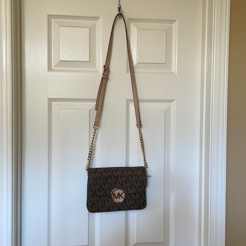 Michael Kors Crossbody with signature Logo on bag. Brand New never been used